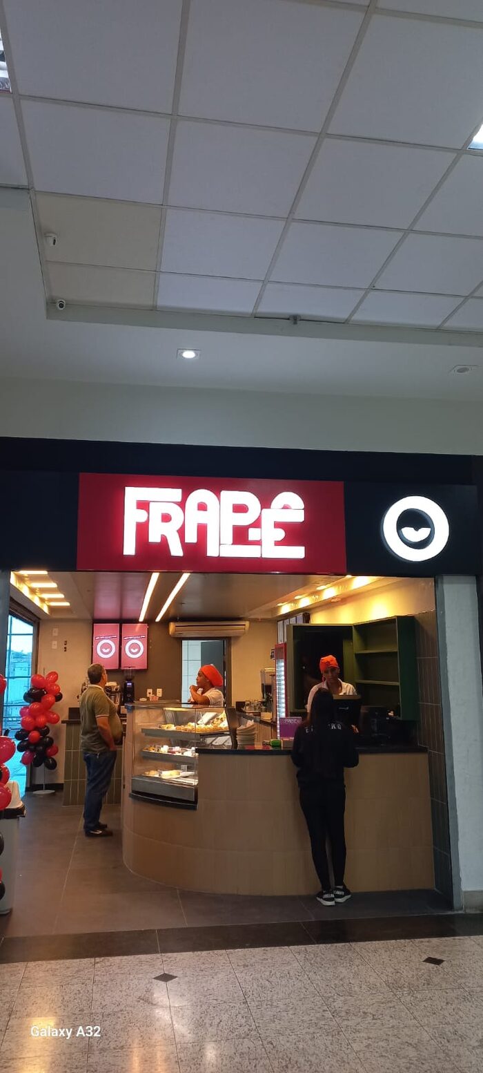Letreiro Frapie em shopping