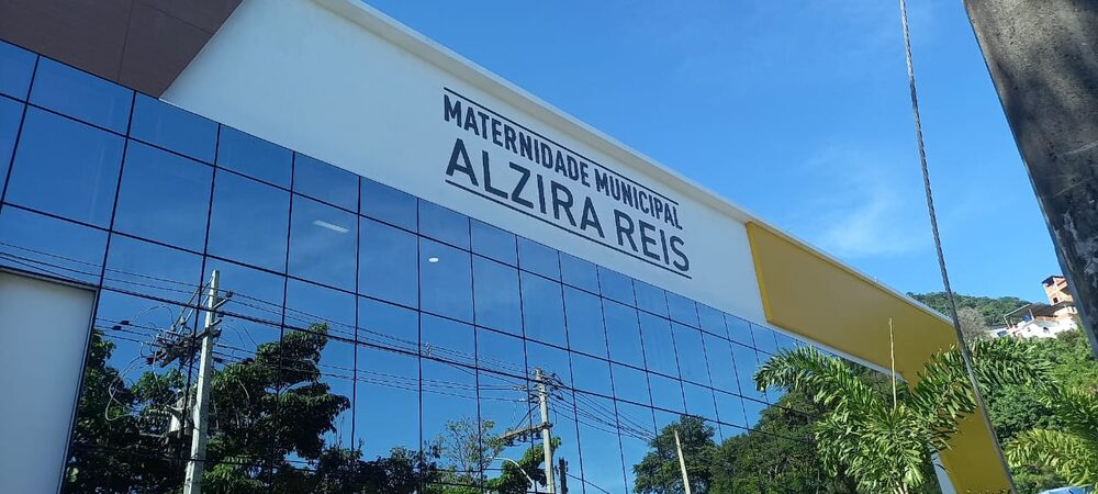 Letras caixa em fachada de prédio: Maternidade Municipal Alzira Reis