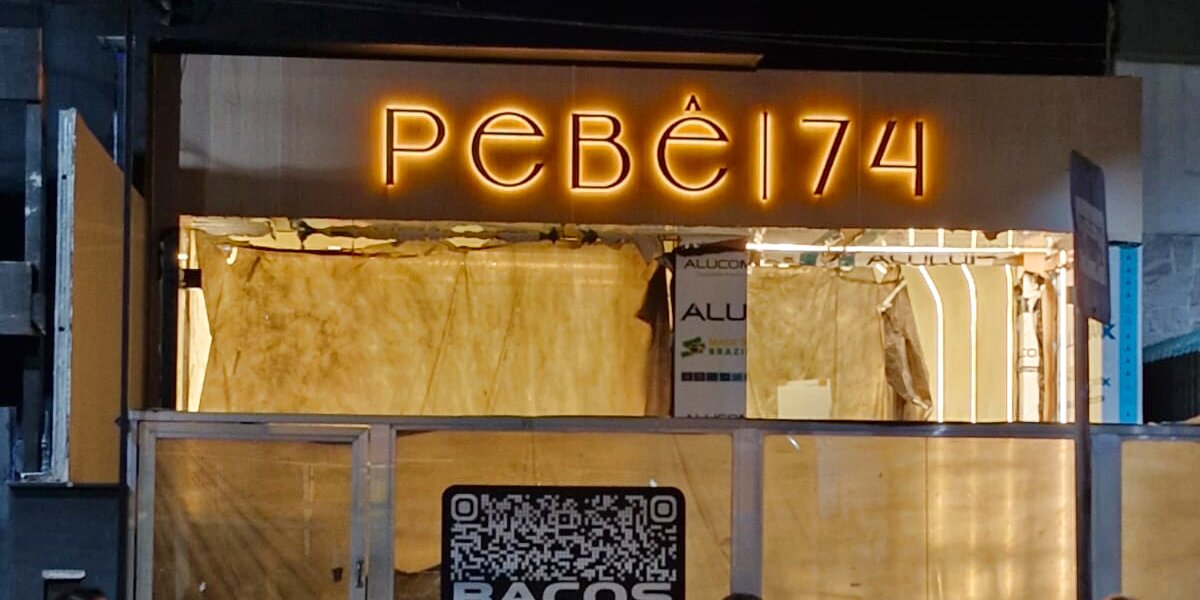 Letreiro LED dourado Pebê 74